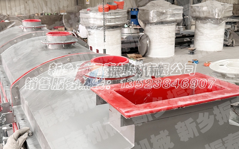 單晶硅多晶硅直線振動(dòng)篩進(jìn)料口上方 單晶硅多晶硅直線振動(dòng)篩進(jìn)料口上方